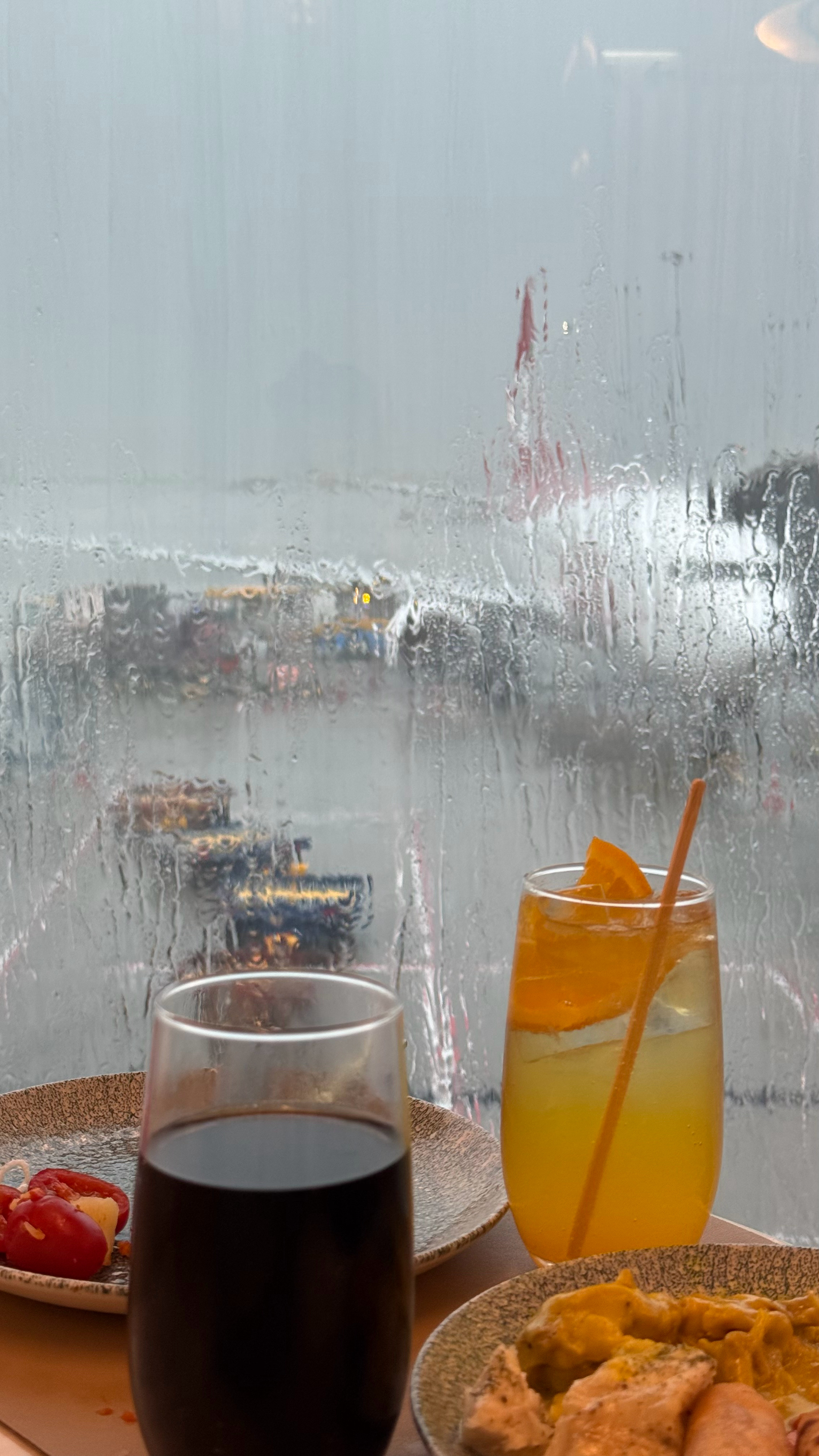 来一场不看天气预报的旅行就是这样坐在机场看外面在狂风下雨打雷闪电哈哈哈哈哈哈哈哈
