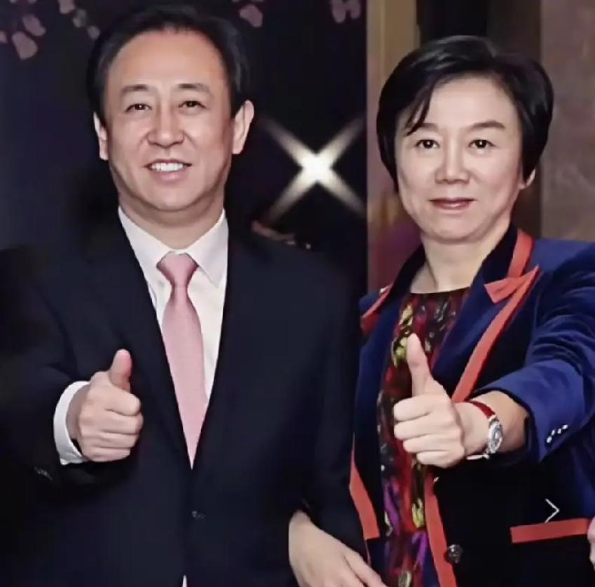 恒大大戏落幕，许家印和两个儿子锒铛入狱，可整场大戏里最狠、最聪明的角色，当属远在
