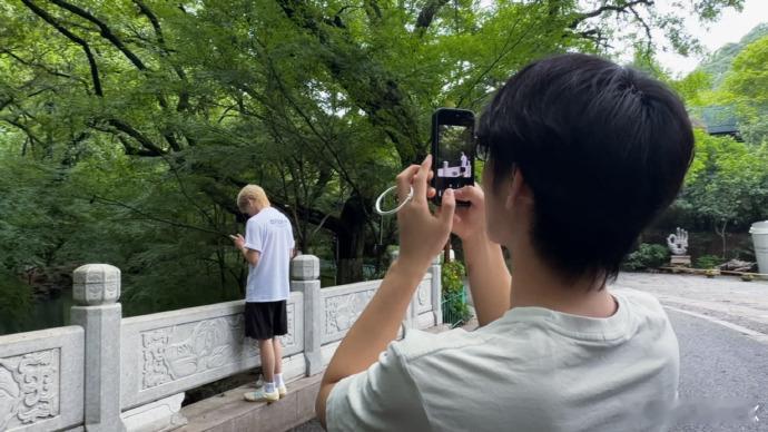 希朝相伴[超话] 你站在桥上看风景，看风景的人在背后看你。他眼里的风景，一直都是