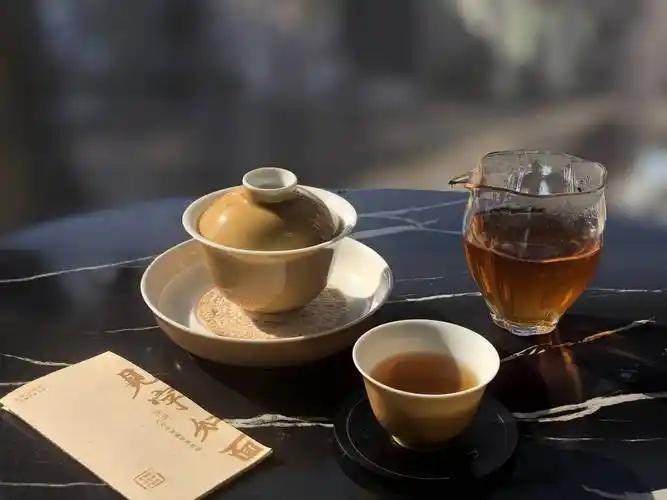你知道一天里什么时候喝茶最舒服吗？
 
一天有三个时间段适宜饮茶。
 
早中晚分