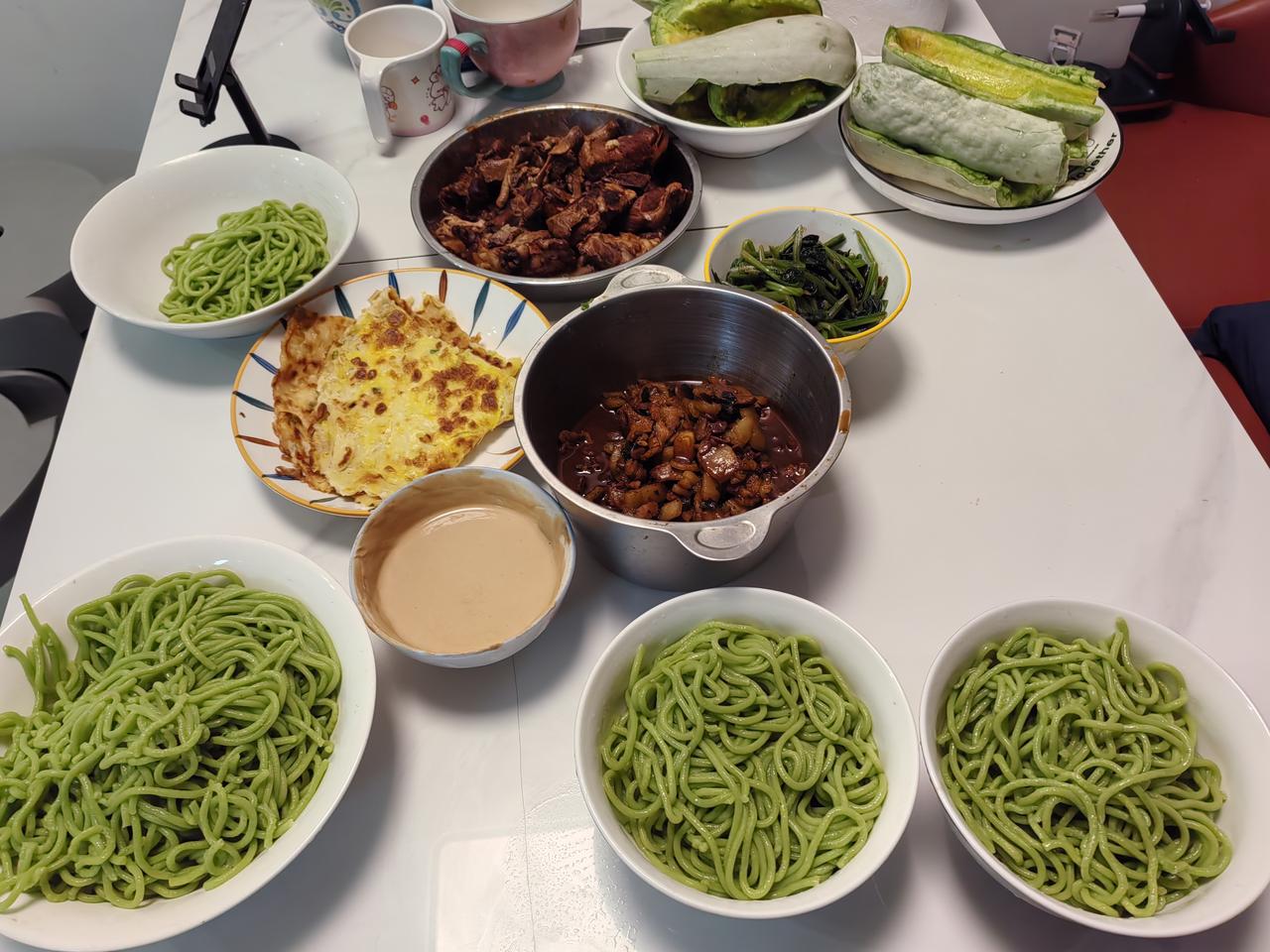这顿面条色香味俱全。
    二宝出的主意，吃菠菜面。二宝轧的面条，二宝打的蛋液