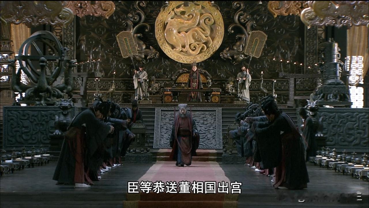 看人家董卓混的多好。同样是镇压黄巾起义的有功之臣。刘备却只混了一个县尉。
其根本