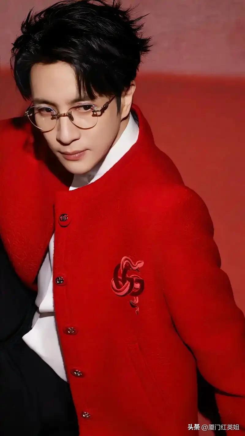 歌手薛之谦的前合伙人李雨桐，刚连发微博实名举报薛之谦其涉嫌重婚罪，奇怪的是他们的