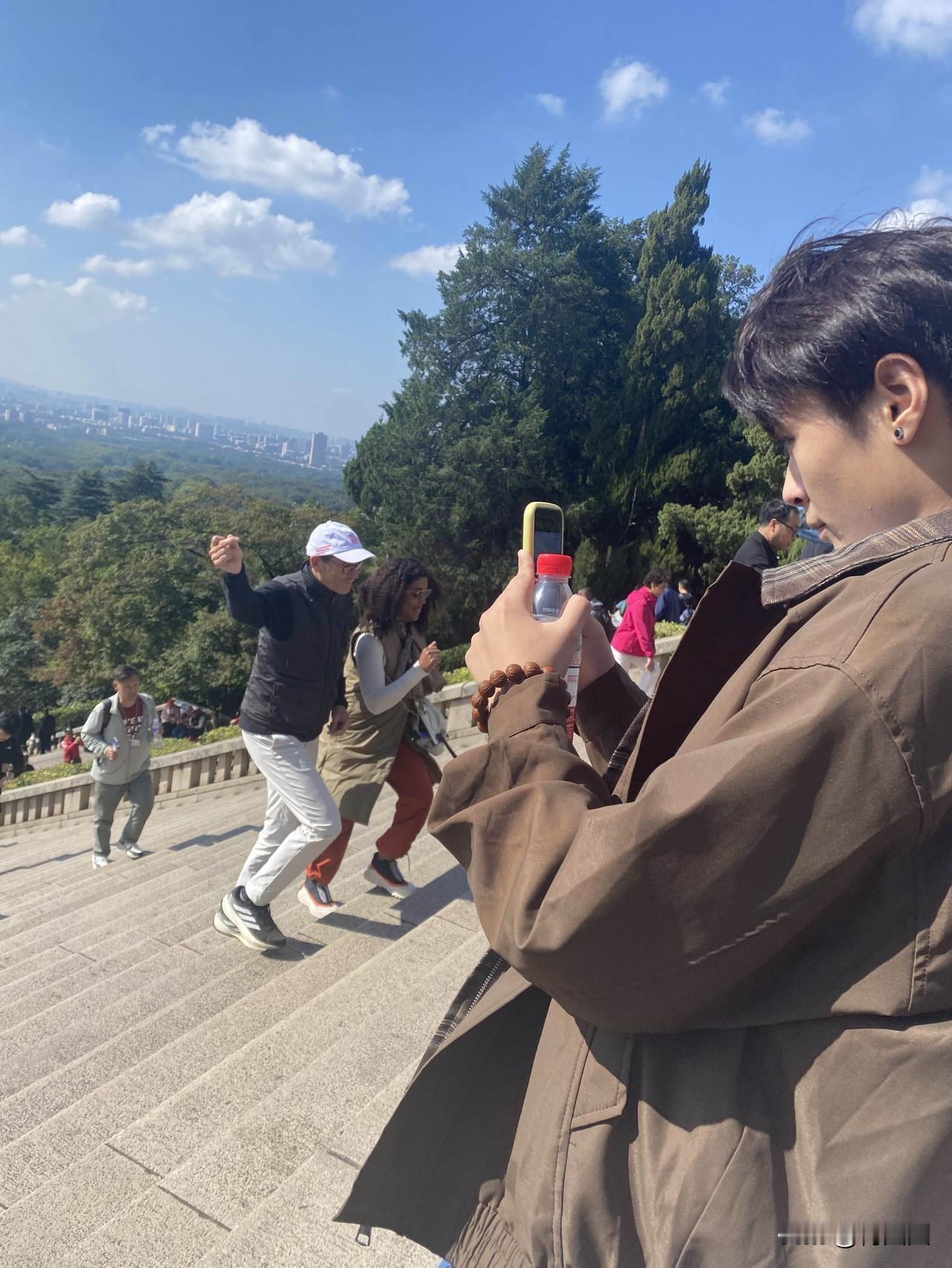 前段时间去中山陵，走累了就找旁边歇息。

不经意看见一对外国夫妇，共用一副耳机，