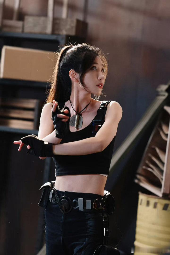 谁来管管短剧演员的出发图 花海里那一组出发图拍得确实舒服，王格格穿着素雅裙子站在