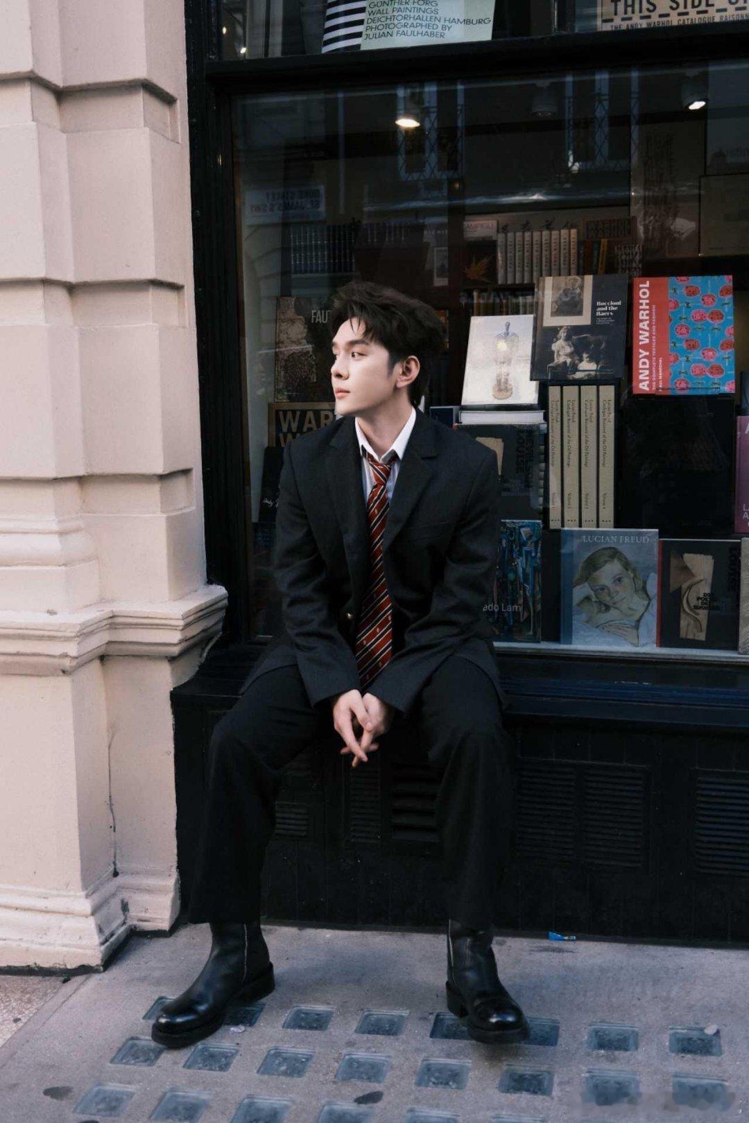 王濛给李佳琦涂口红抖成震动模式 谁能拒绝这段欢乐名场面！一向干脆利落的王濛，给李