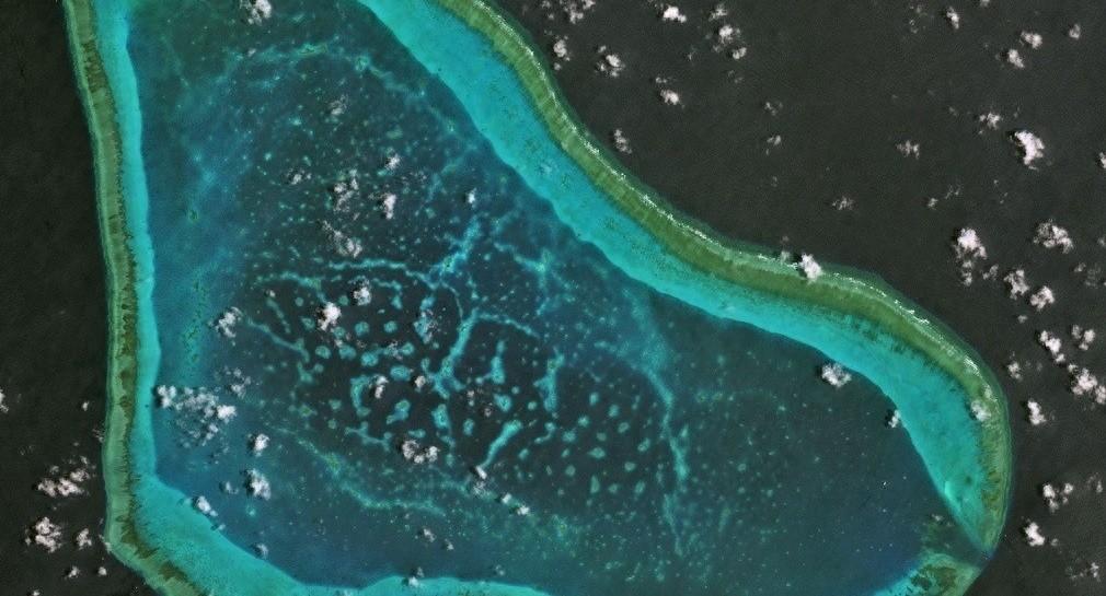 美军“华盛顿”号航母打击群开进黄岩岛附近海域，还特意对外放话，说自己只是来巡航的