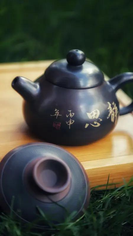 上联：一壶清茶邀知己，
下联：满院花香醉故人。