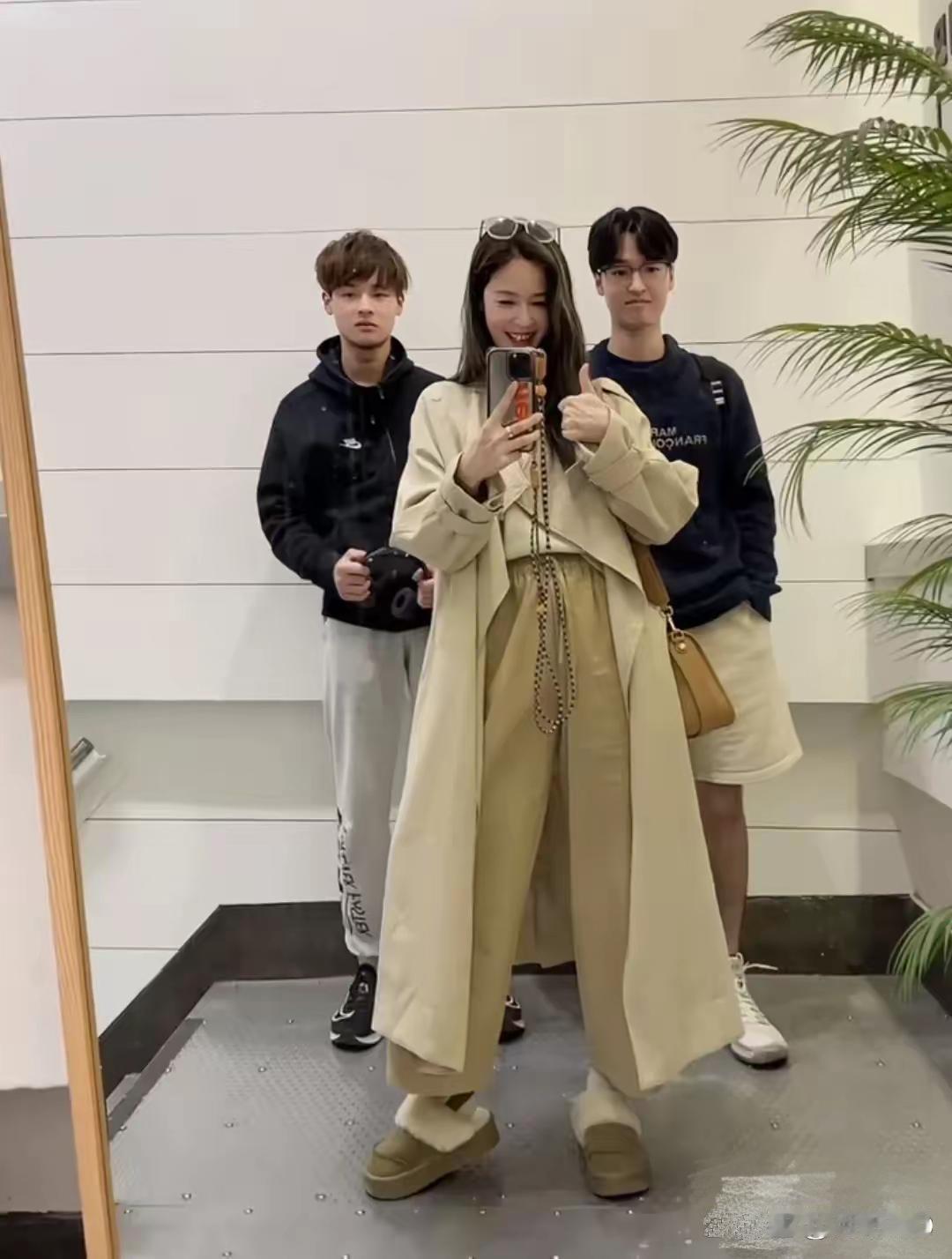 马景涛的两个儿子长得像他，前妻吴佳妮依旧美丽年轻 