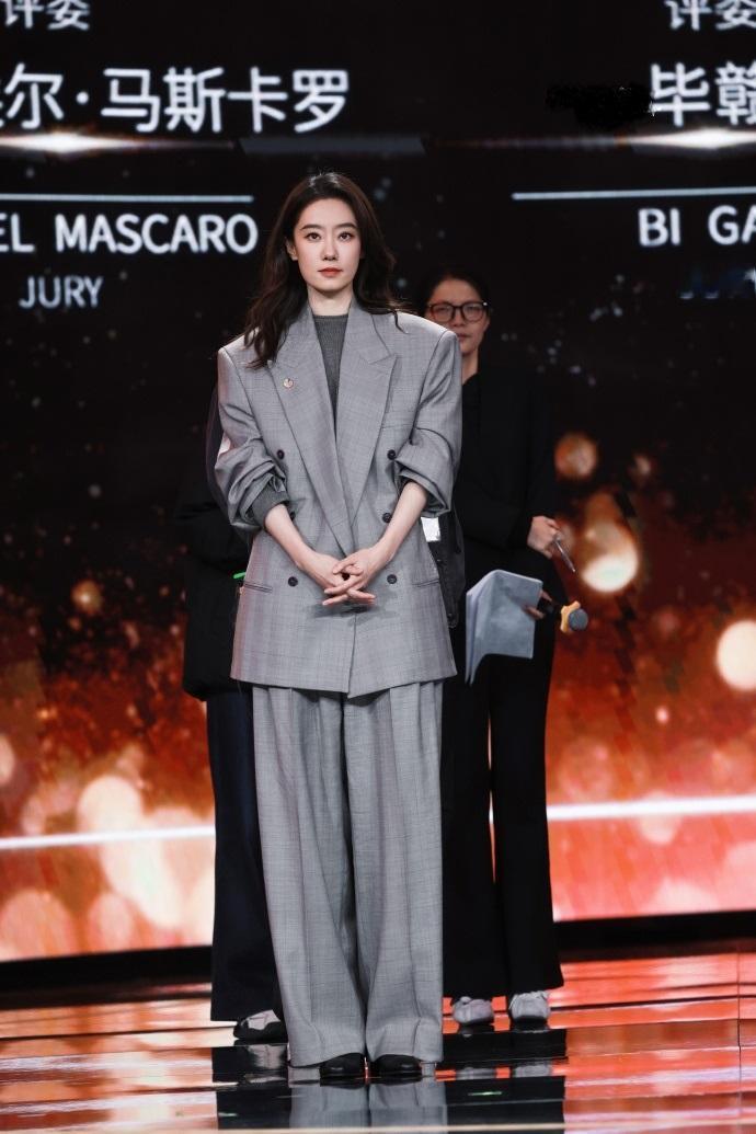 最近张小斐在出席活动的时候穿了一身灰色的西装，看上去潇洒又迷人，气质超好。

张