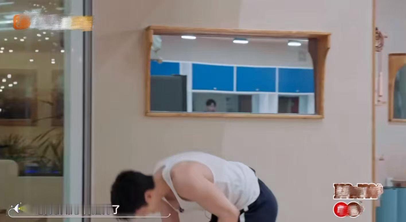何炅高瀚宇杨迪集体被呛 厨房弥漫着辣椒味，何老师边咳边主持，高瀚宇杨迪在旁边笑到