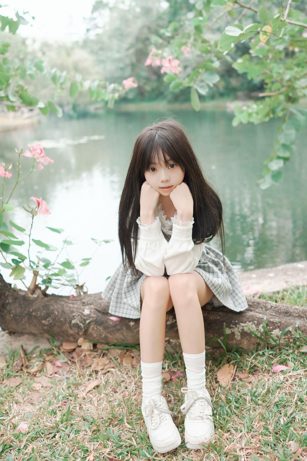 少女在湖边沉思，静谧如画