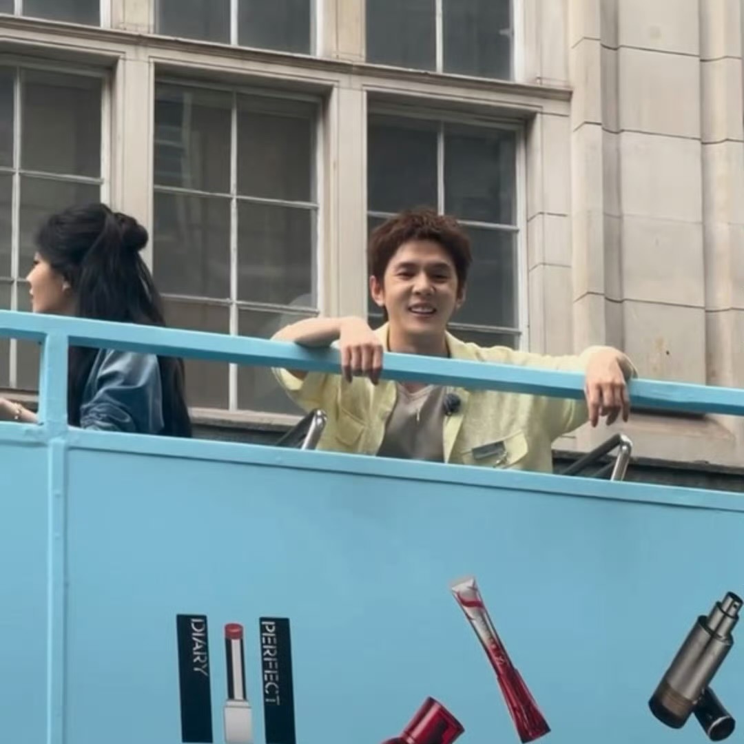 李佳琦被路人的小狗硬控小狗才是李佳琦专属诱捕器！《合伙人》路透里偶遇路边小狗满眼