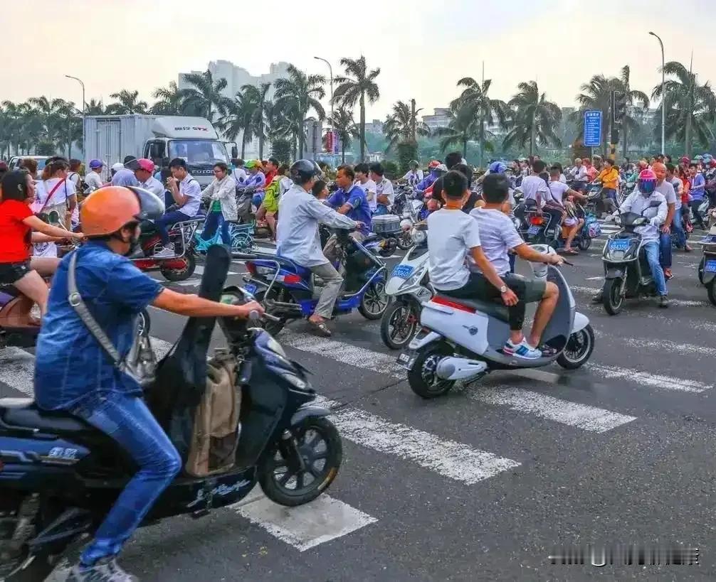 全国人大代表汤亮所提出的严禁电动车骑行占用人行道的建议，引发网友热议。这个提案切