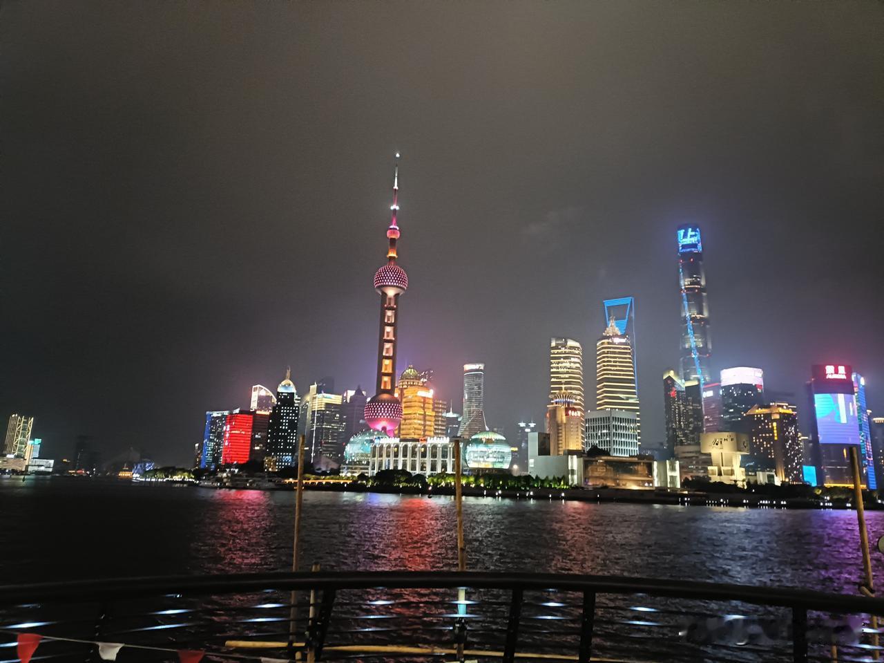 上海之旅匆忙结束，感觉相比几年前，大街上变得冷清了，也许是连日大雨的原因，外滩还