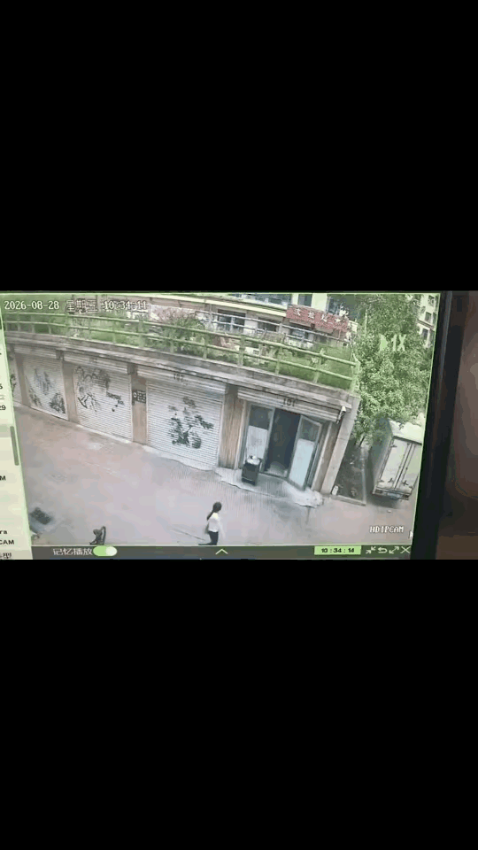险酿大祸！男子疑因煤气泄漏打火机探查，瞬间衣物尽毁幸逃生。