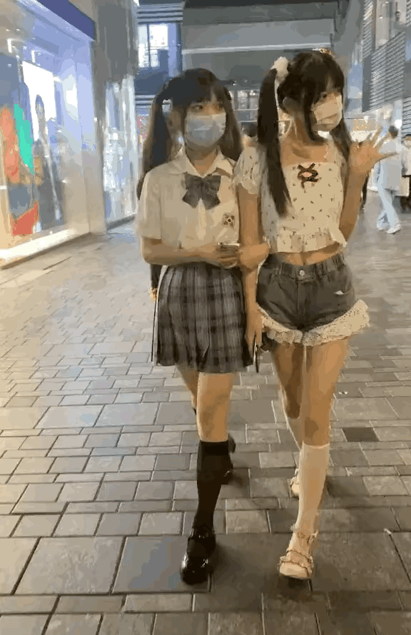 图一：有礼貌的小女孩，别人打招呼她们起码都有回应，不像现在很多人都不打招呼。
图