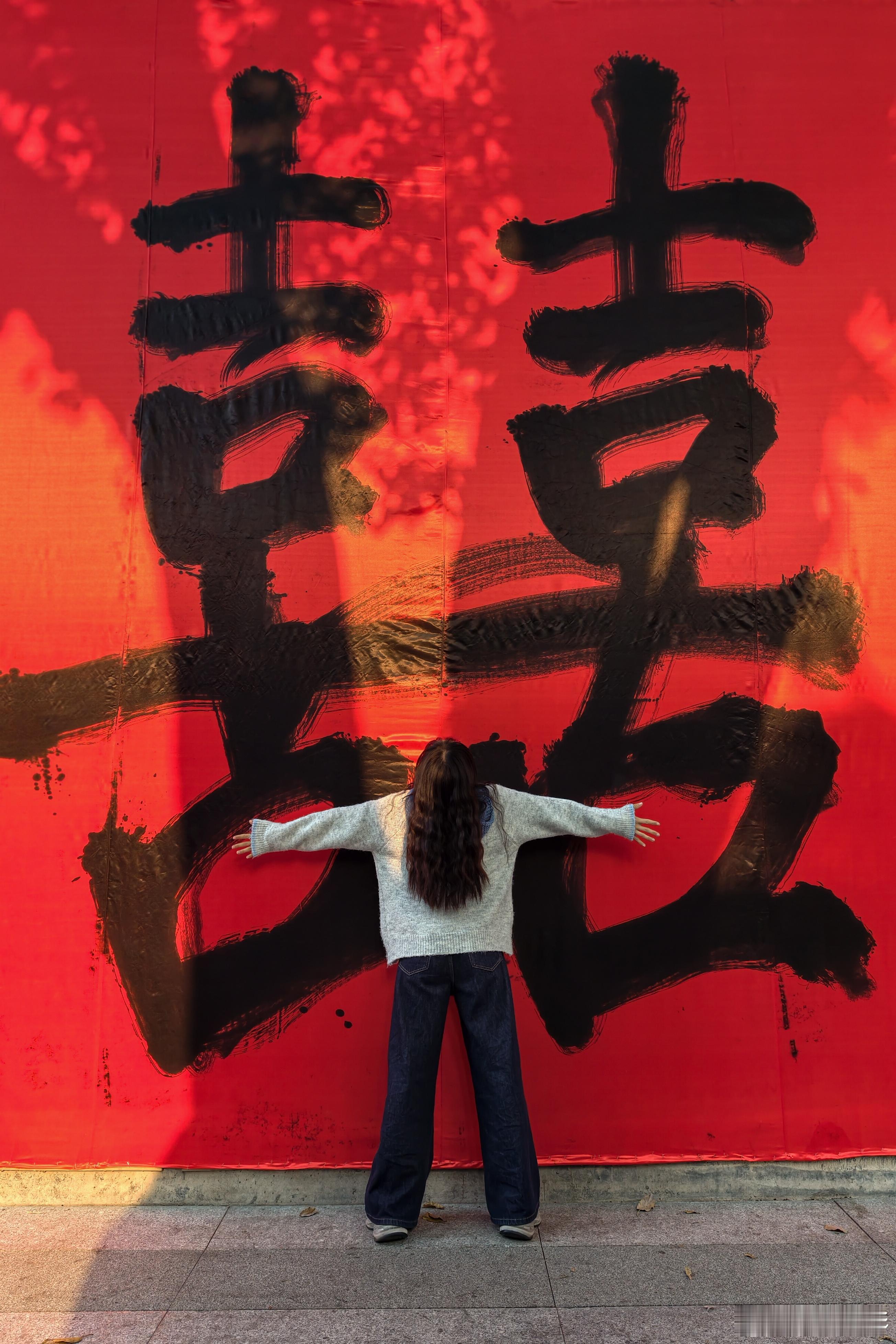 不是在拍“顺”，就是在拍“财”；不是比耶，就是在抱“囍”!佛山快子路——新年拍照