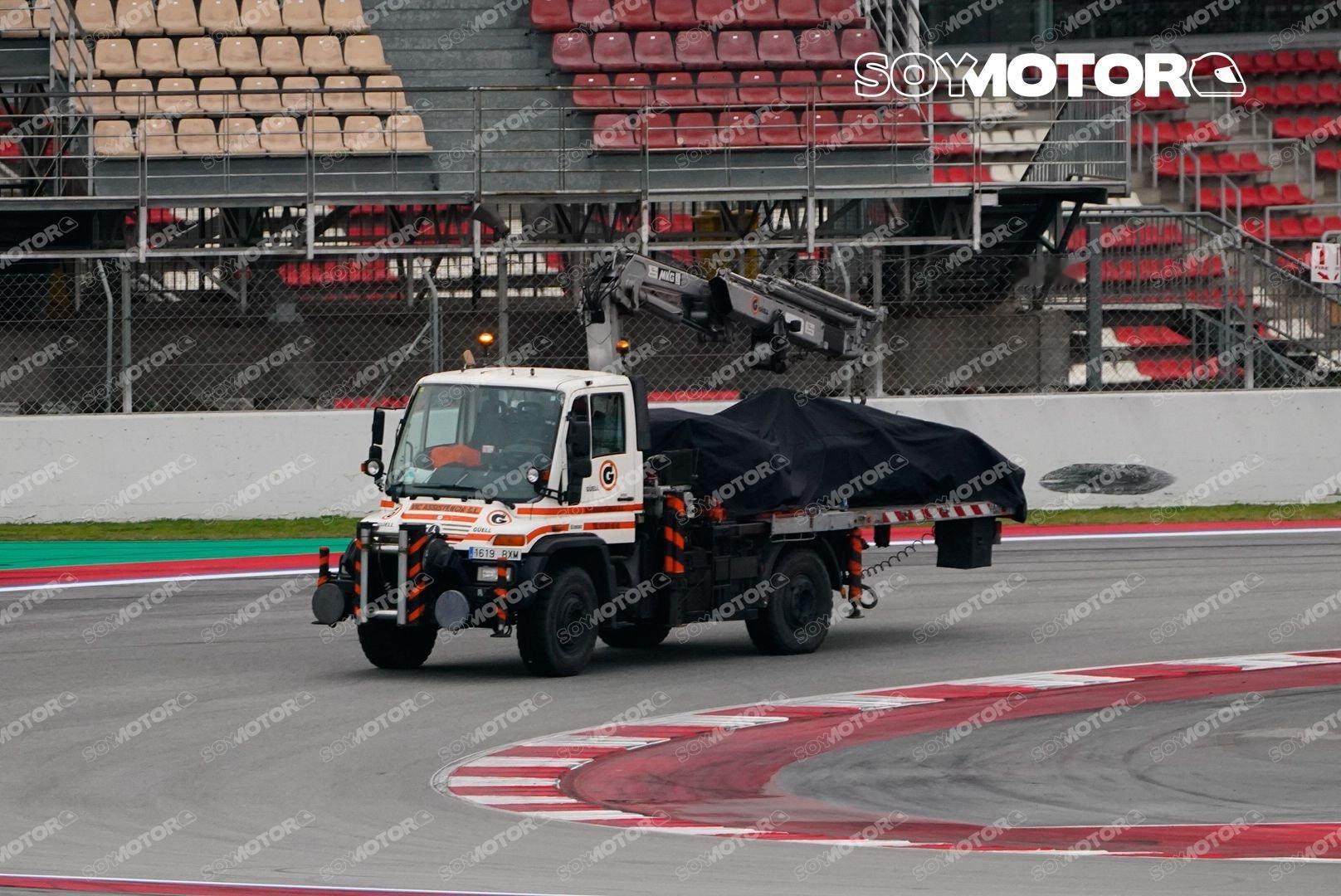 F1巴塞罗那封闭测试第三天开始，霍肯伯格的奥迪赛车遭遇故障被拖车运回维修区。奥迪