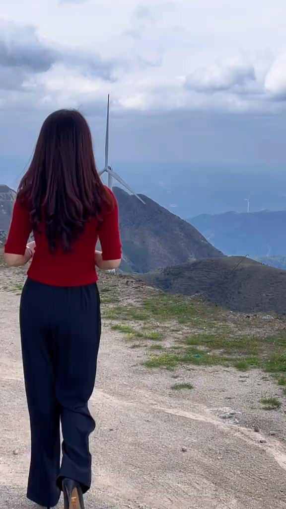 站在山顶，感受风的力量，与自然融为一体。