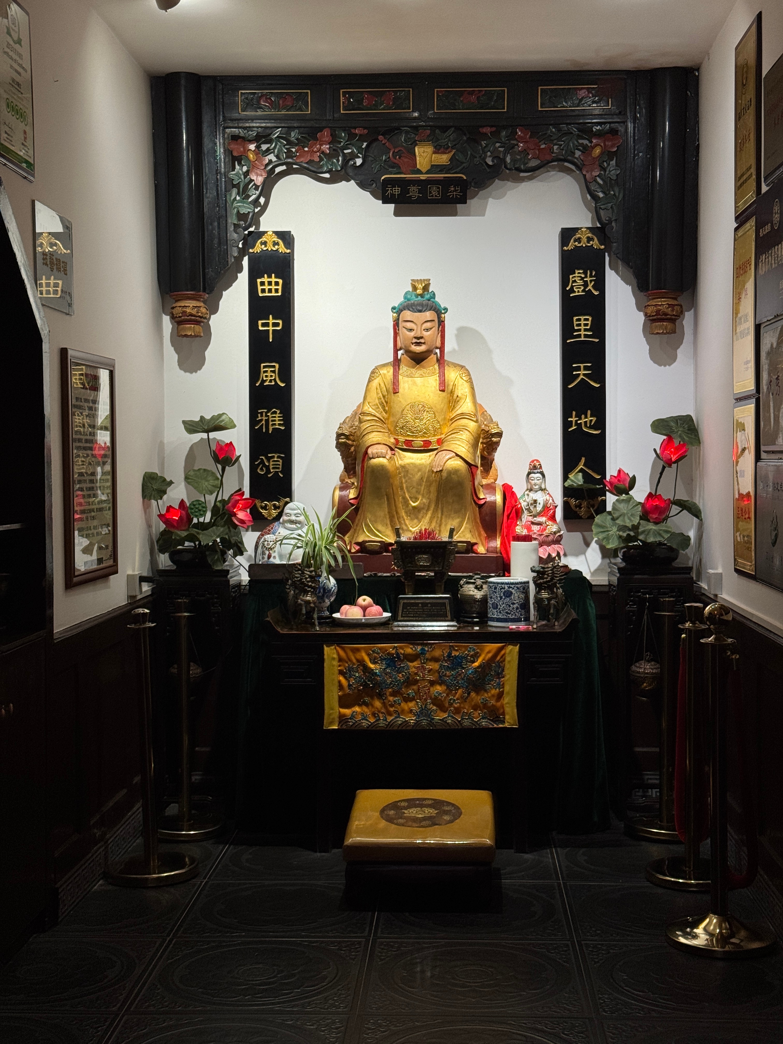 戏台旁边图一供的是唐玄宗我知道，但图二三位供的是谁呢？ 