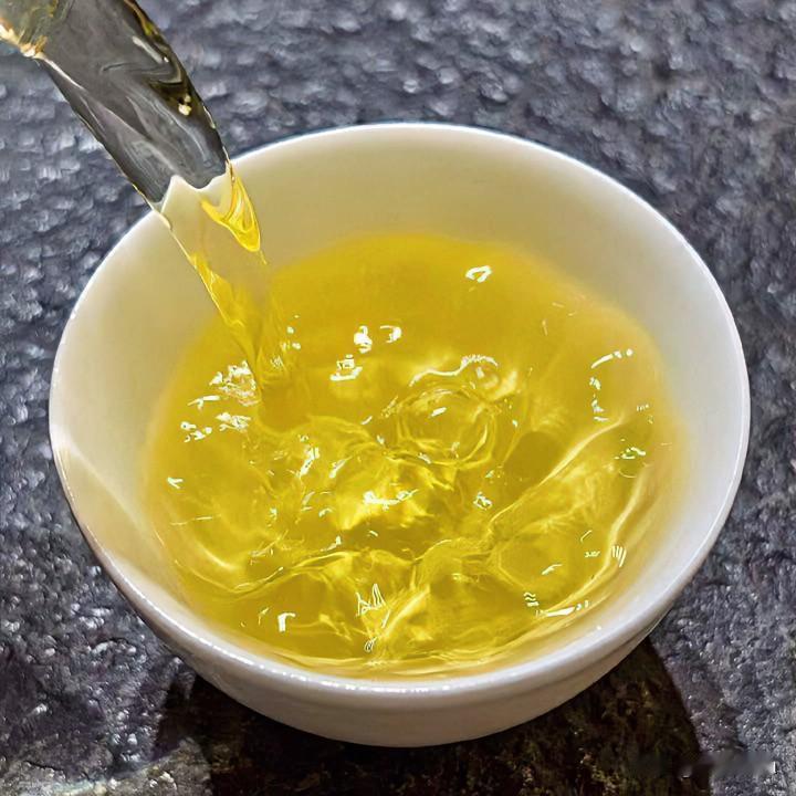 《茶时古风》
青瓷浮沉叶似烟，光阴慢煮意如渊。
厚积不躁心自宁，静待花开味自全。