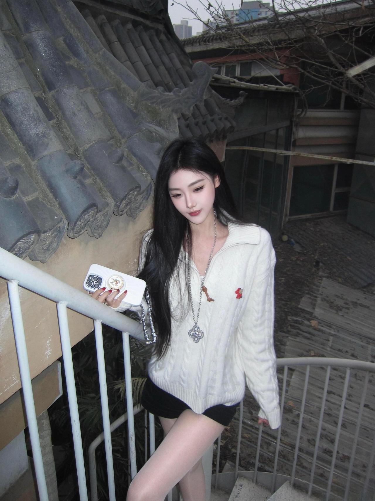 这套穿搭是“温柔纯欲风”的绝佳范本！米白麻花毛衣自带软糯松弛感，短款内搭露出线条