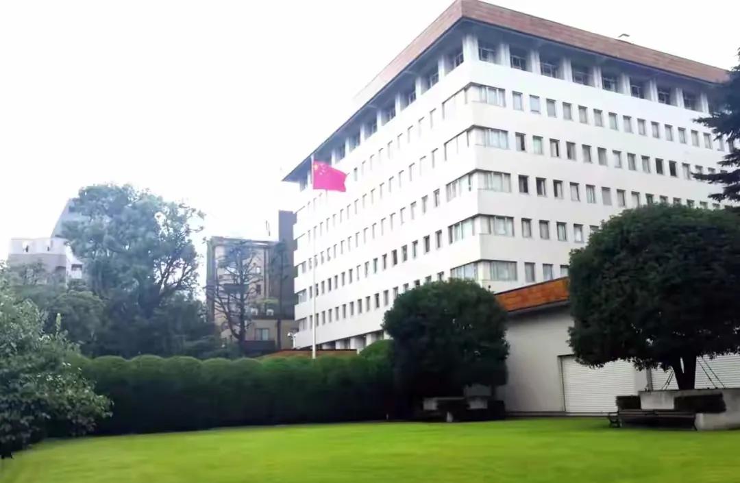 3月24日上午，一名自称日本自卫队现役官员的男子，翻越围墙进入我国驻日本大使馆，