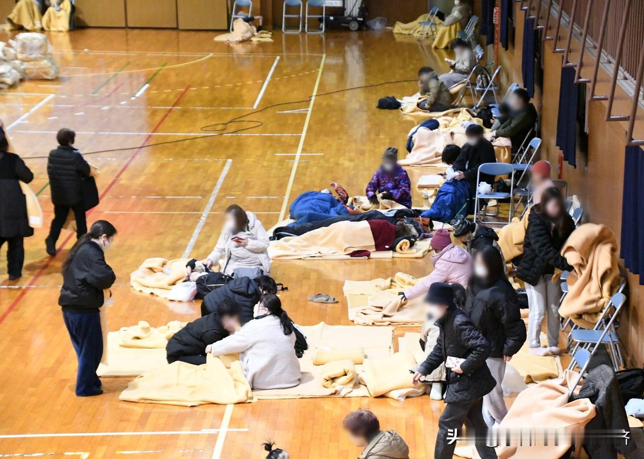 日本昨晚发生7.5级地震，凌晨已开放所有安全广场和公共安置点，随着海啸警报和建议