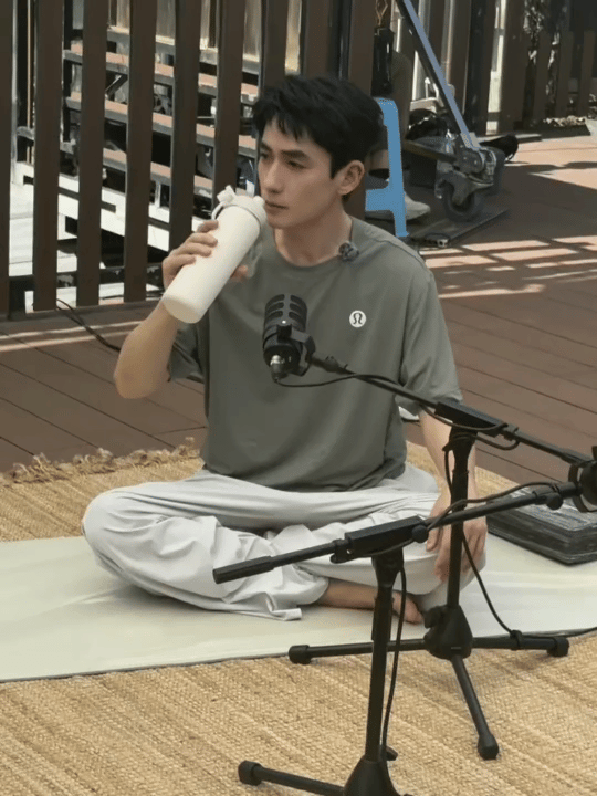 高能量帅哥的一天！朱一龙朱一龙做瑜伽