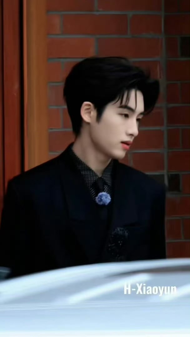 董思成黑西装出街董思成一袭黑西装出门，利落有型！ 步伐带风，气场全开，富家少爷既