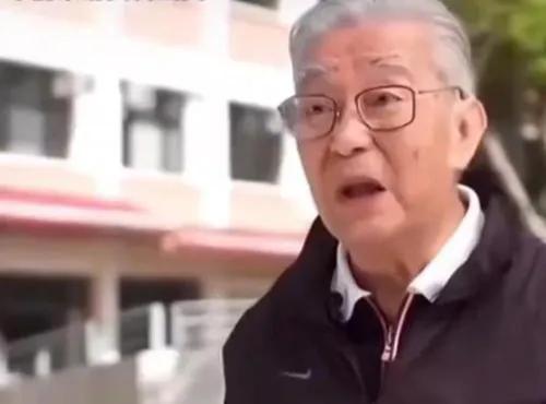 l
 
总以为打开电视就能看到周骢演的爷爷——要么在茶餐厅慢悠悠切叉烧，要么在巷