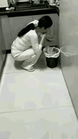 无意间发现老婆在厨房里这样这次真的让我感动了，有这样的老婆何愁家不兴旺呢。