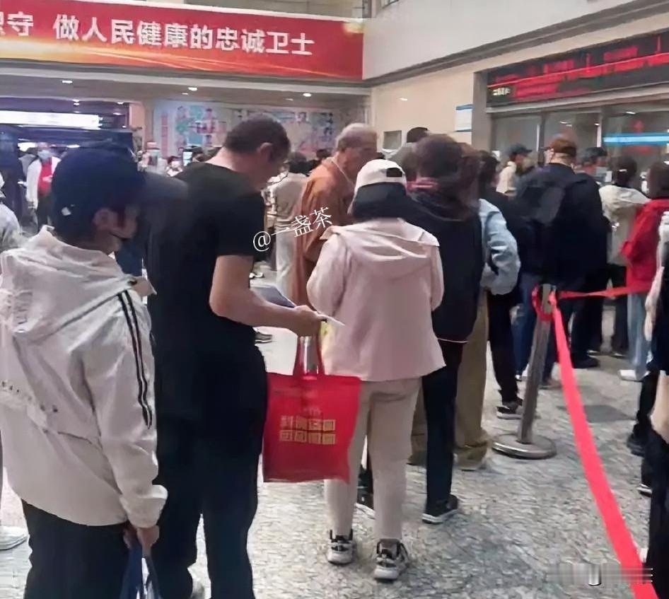 为了给老头看病，女儿这个星期天天都在家和医院之间忙碌着。

老头已经化疗两次了，