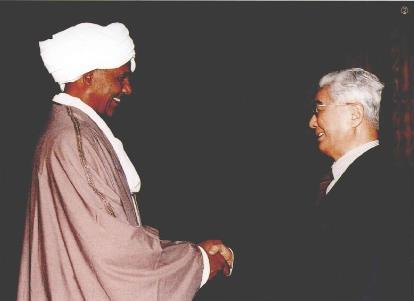 1997年5月30日，荣毅仁在北京会见苏丹第一副总统祖贝尔·穆罕默德·萨利赫。