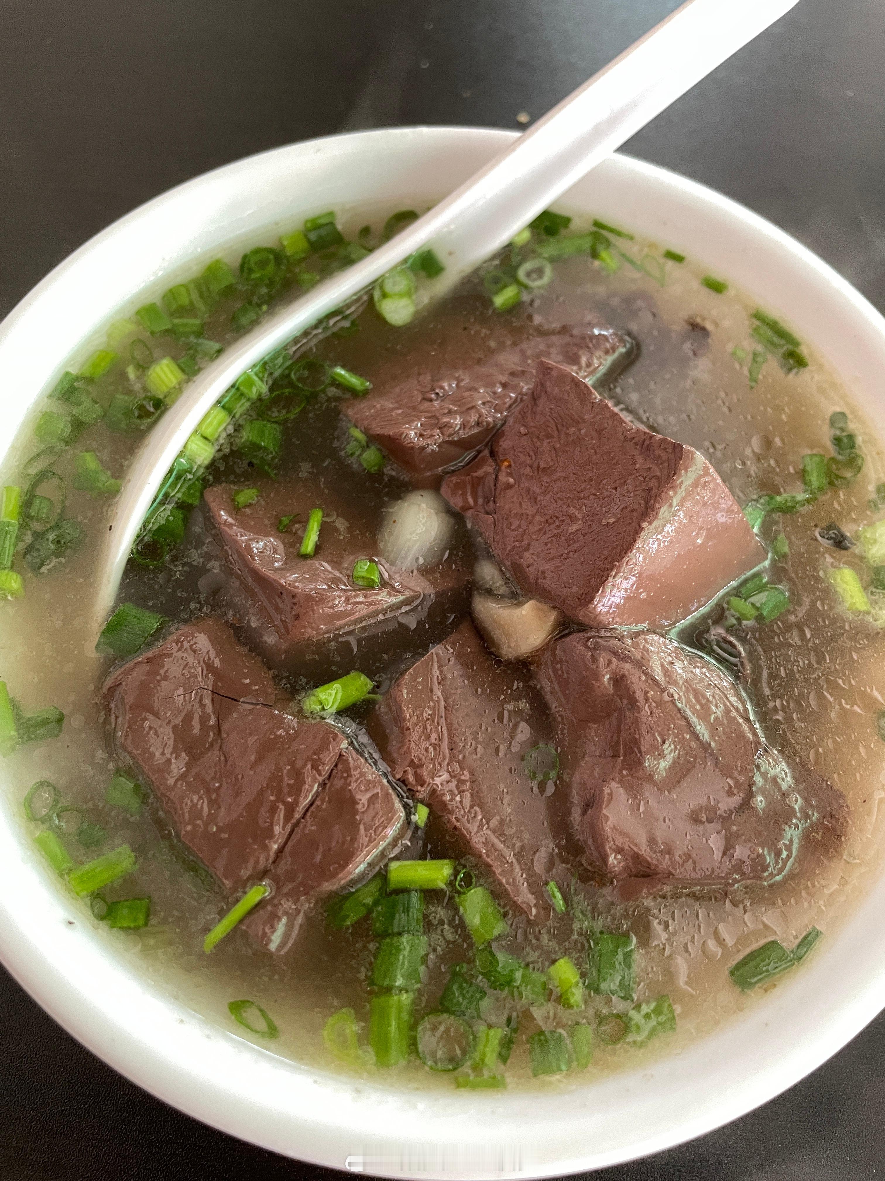 两块钱的猪红汤+不用钱一样的胡椒粉=美味！ ​​​