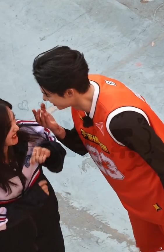 王鹤棣带沈月去了他的中学  一个节目综艺录制工作而已，还有其他人一起去的 