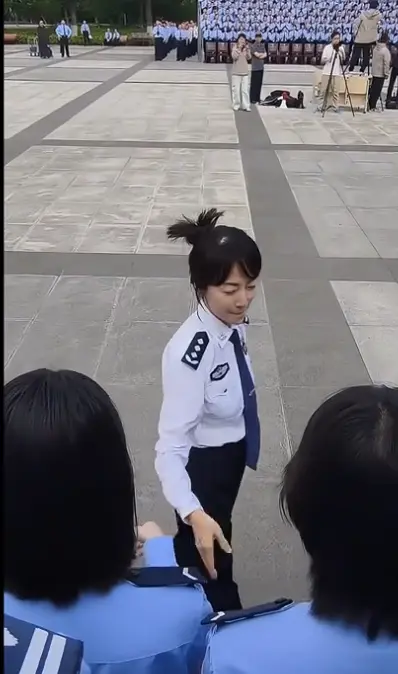 江苏警官学院^O^黄进院长 阅尽山河岁月，敛去年少娇憨， 心藏一抹清稚...