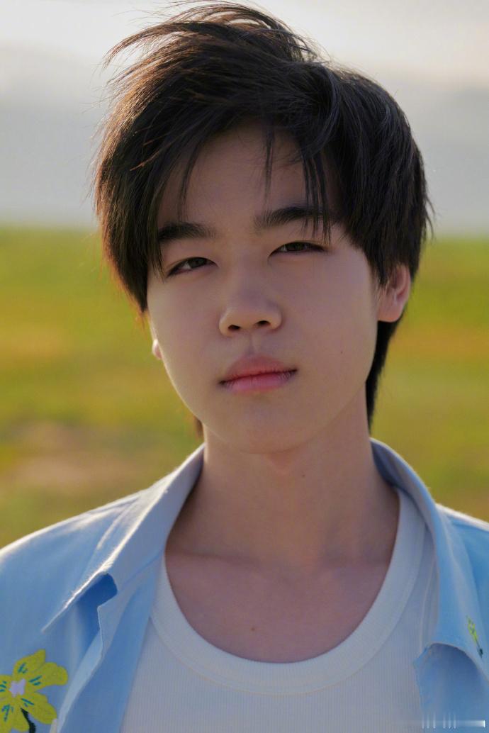 小范闲扮演者16岁生日照 小范闲的扮演者晒16岁生日照，越来越帅气啦[期待] ​
