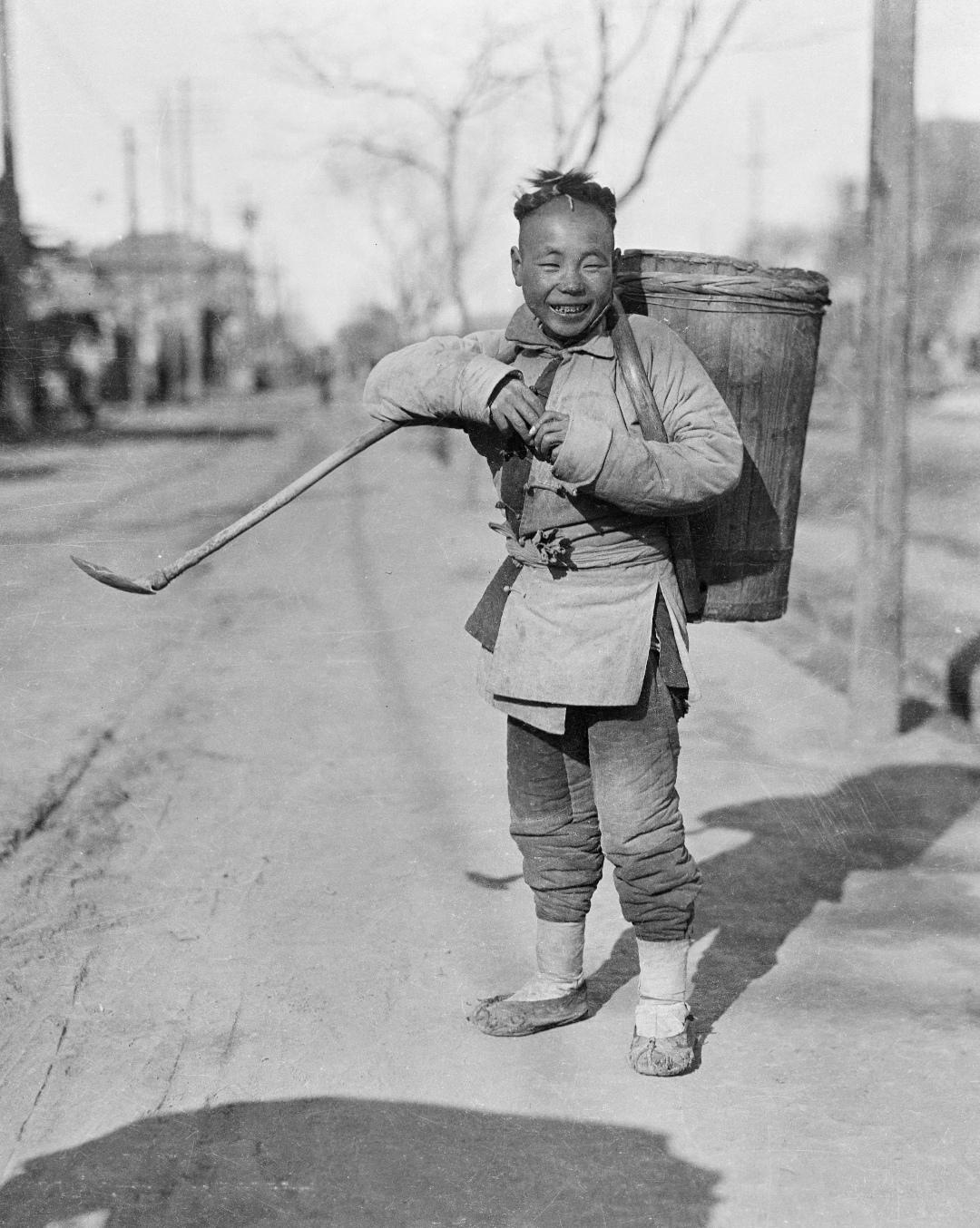 1917年的粪夫，也叫掏粪工人。  他身背木桶、手持长粪勺，走街串巷...