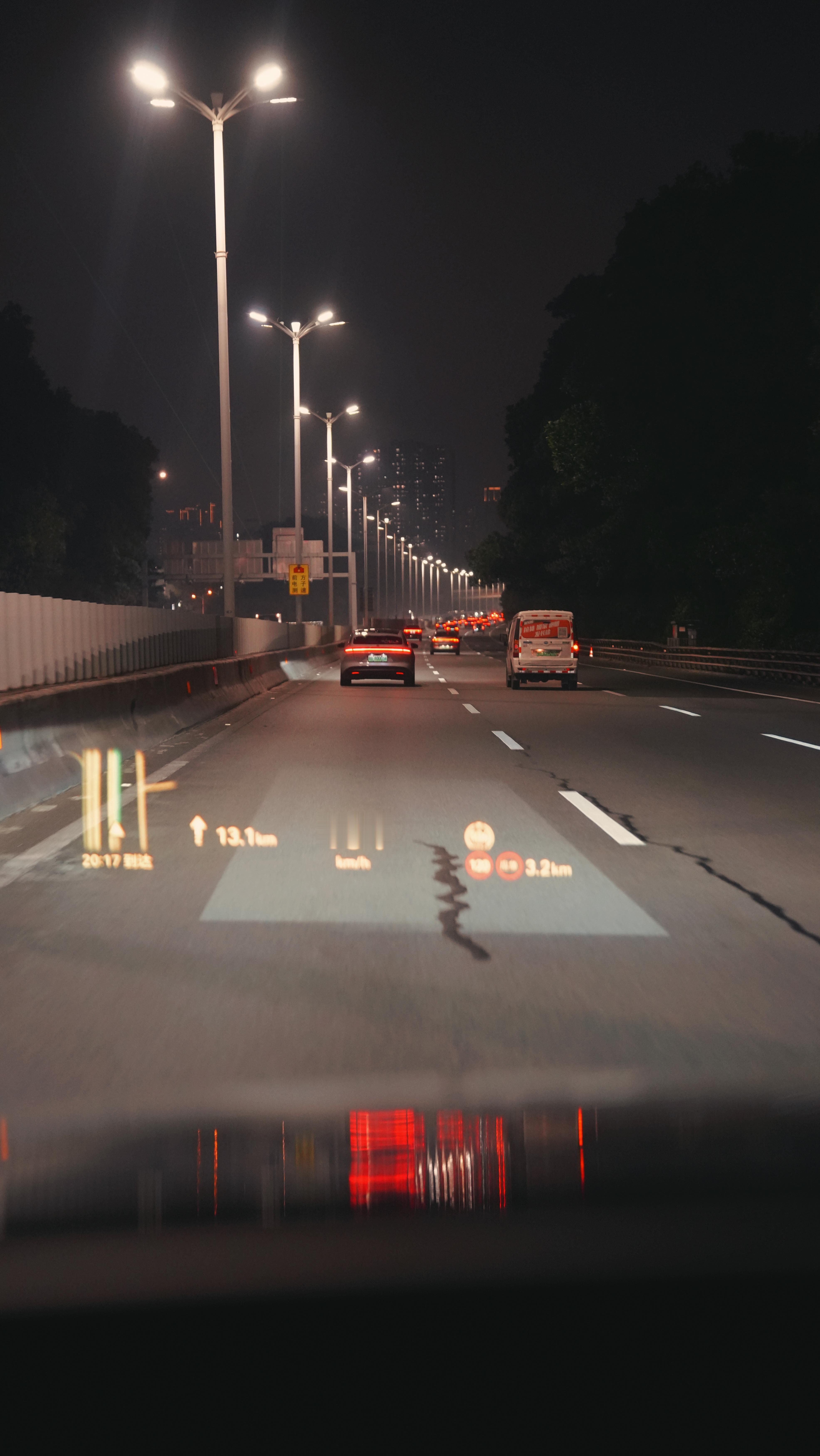 问界M9的这套数字大灯带数字光毯功能，就是把灯光聚在一起形成一条毯子，开车的人注