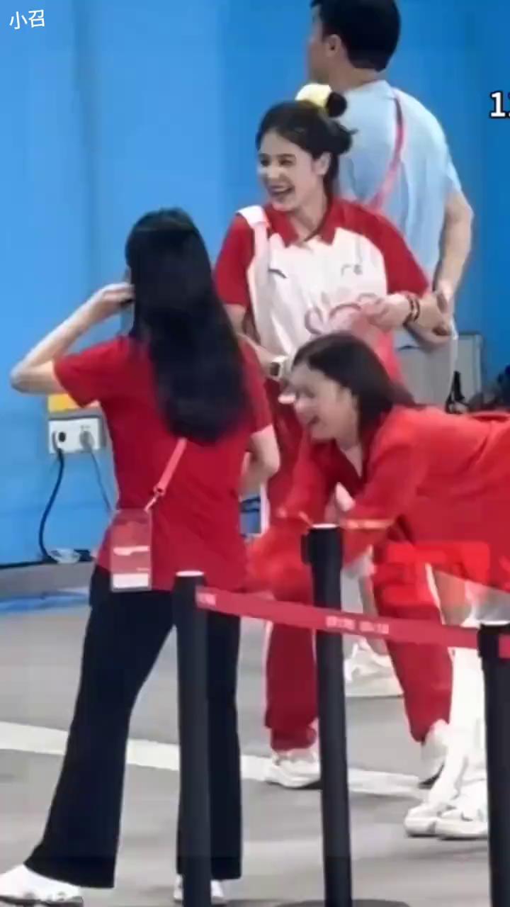 我们在世间相会，一生坦荡笑对苦与累，烦恼抛九霄云外，淡定从容勇敢去面对。