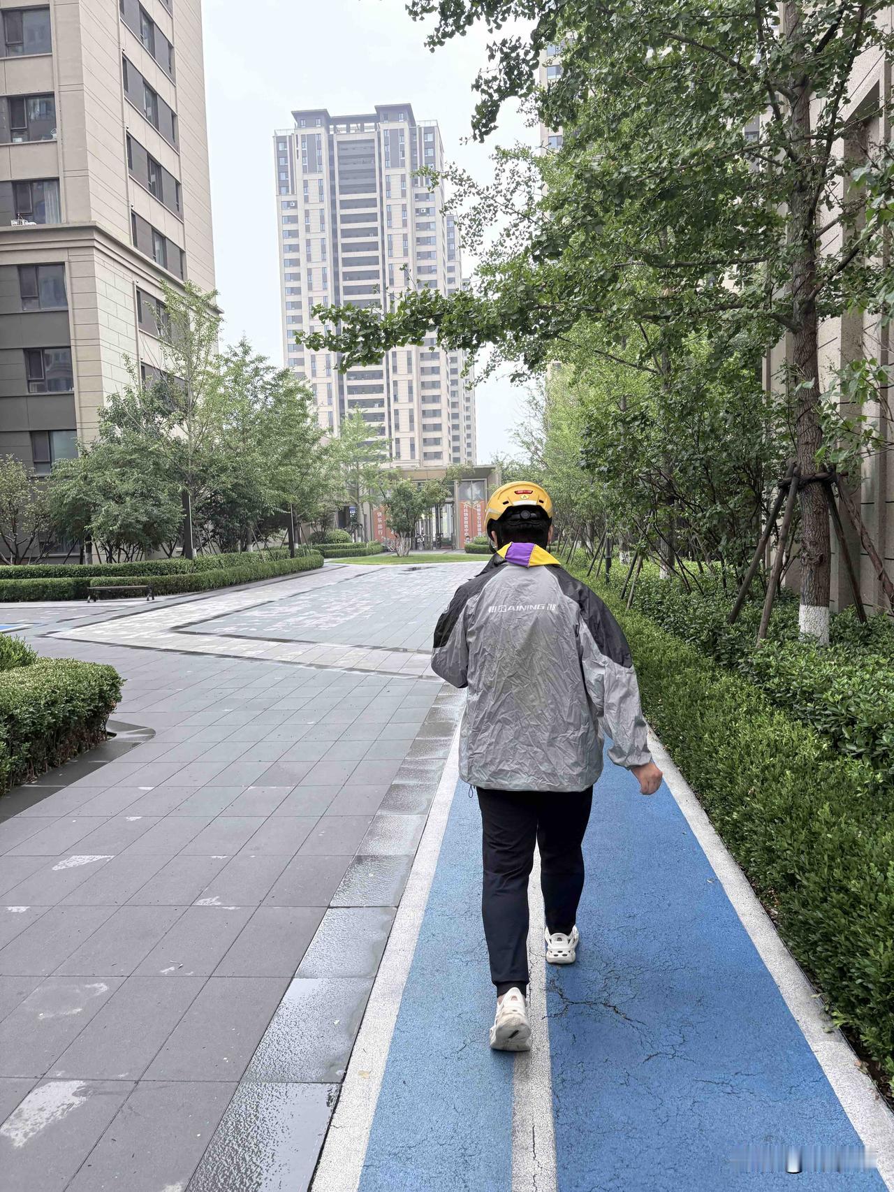 门板“咣当”一声砸在脸前，扬长而去的快递员，把“礼貌”俩字踩得稀碎。

电梯里明