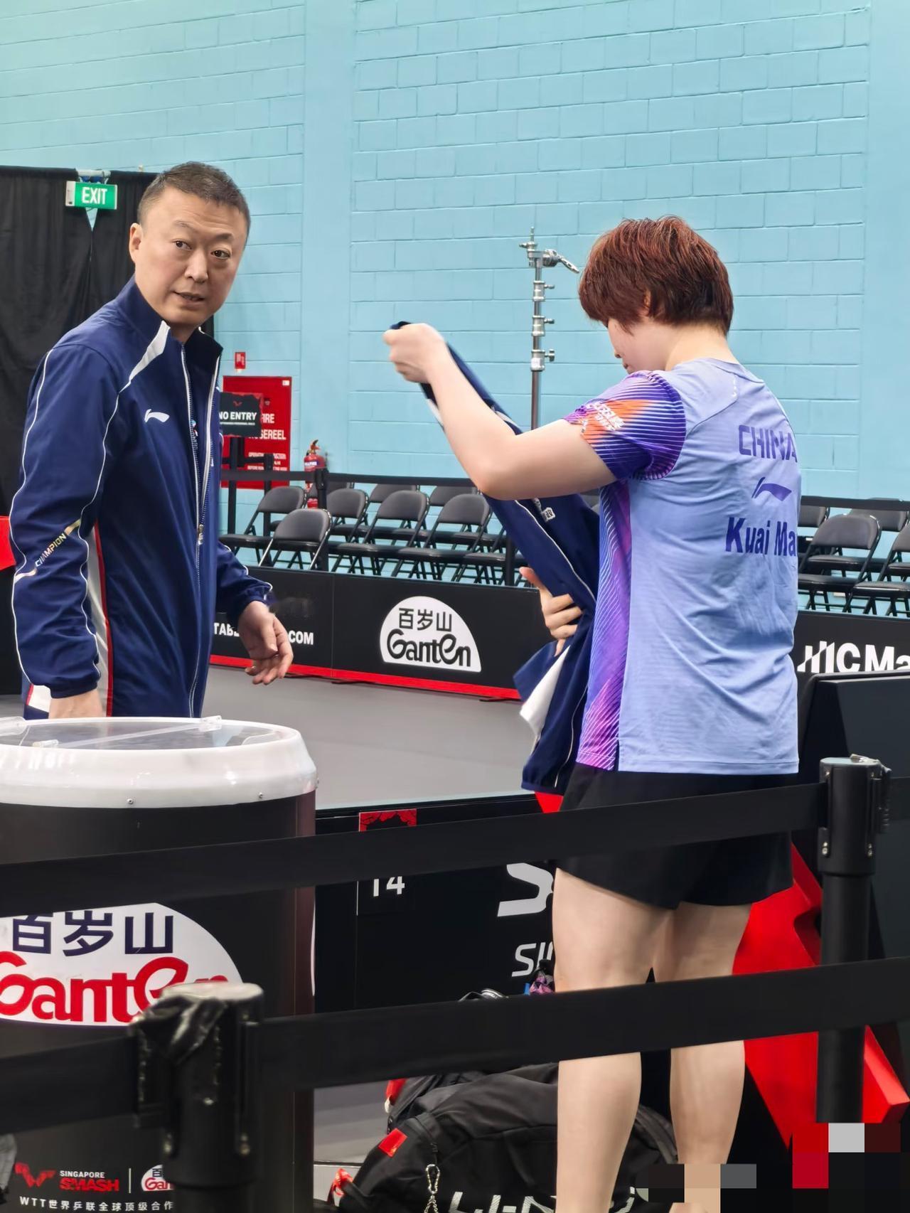 蒯曼3:0考芙曼—-场外是马琳指导，看台上秦志戬总教练，于子洋，覃予宣都在！
教