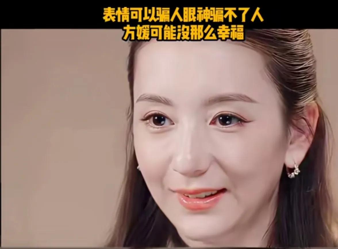 她俩长得也太像了，只是一个化了妆，一个是素颜。