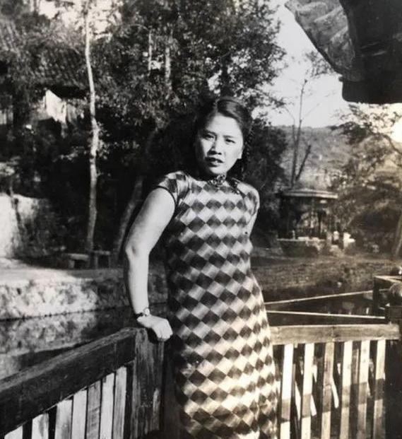 1938年，周恩来安排一女特工打入国民党高层刺探情报，谁料她竟嫁给了国军高官，身