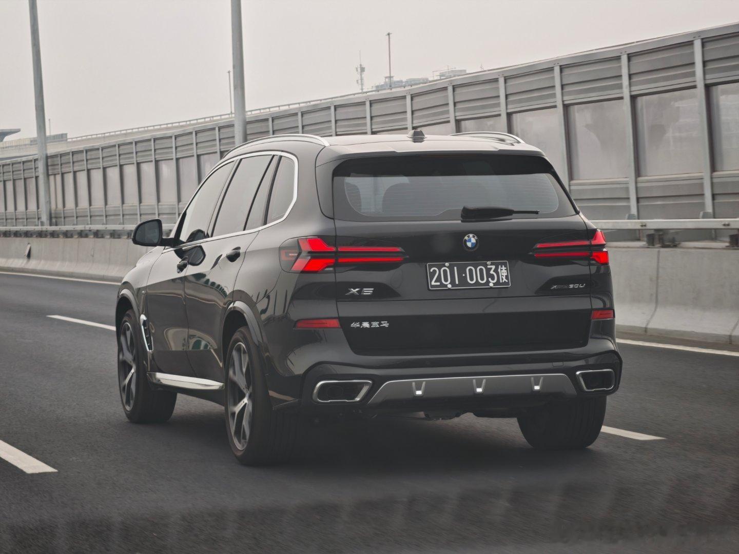 X5挂上大黑牌，好帅啊 