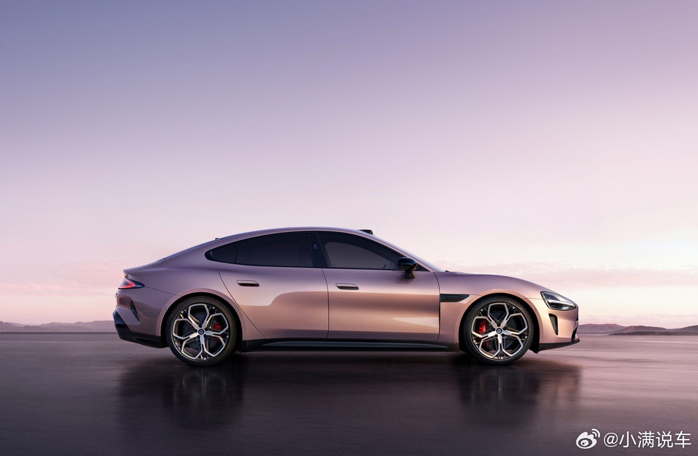 小米新一代SU7官图正式发布，带来4大色系、9款外饰颜色，颜值与质感全面升级。分