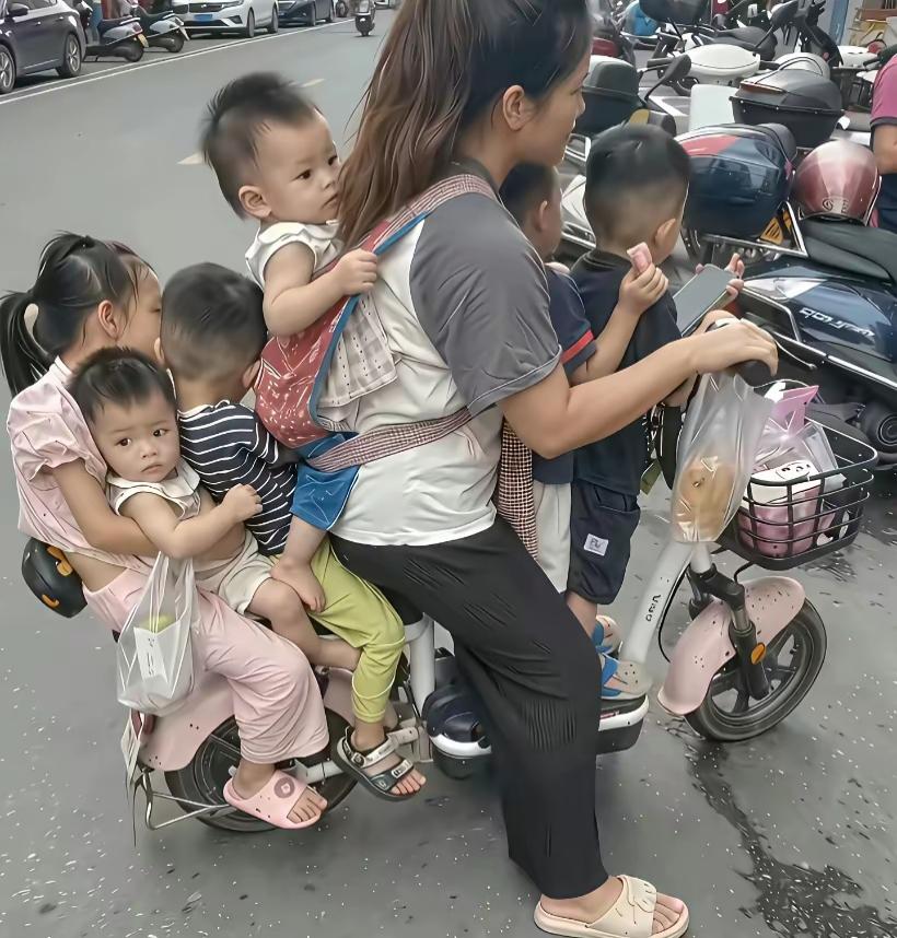 宝妈开电单车带6个孩子，这也太夸张了吧？反正我看着就害怕，怕一不小心摔跤了怎么办