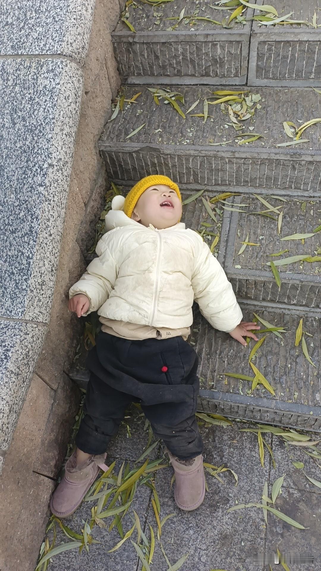 梁东方
婴儿玩得不亦乐乎的时候很多。从早晨一睁眼的自来喜式的兴奋中，在床上转着圈